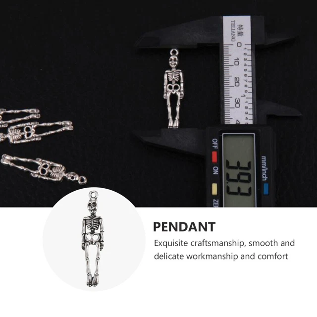 50 Stück Schädel Skelett Anhänger Charms für Halloween Armbänder Halskette 2
