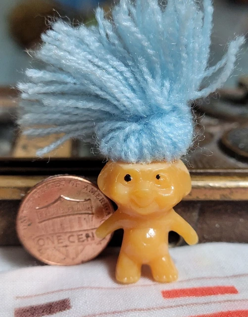 VINTAGE PLASTIC TROLL with blue yarn hair gumball charm prize jewelry