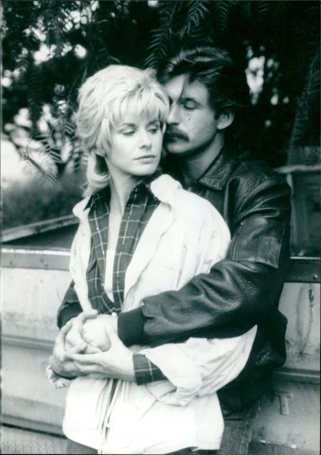 Stephanie Zimbalist and Alec Baldwin - Love on... - Vintage Photograph 4607107