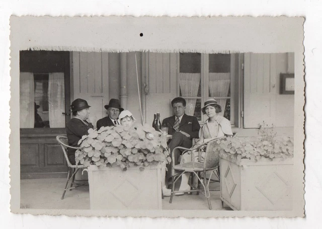 Photo ancienne - Snapshot Groupe Famille Bar Terrasse Café Vers 1930 Vintage
