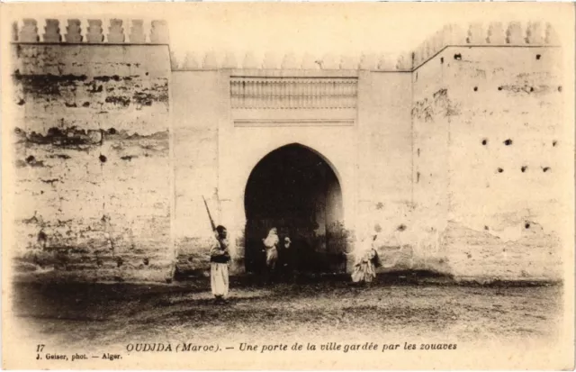 CPA AK MAROC Geiser OUDJDA Une porte de la ville gardée par les zouaves (68993)