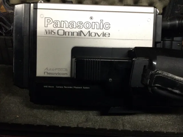 Cámara de cine vintage Panasonic VHS Omni con estuche de viaje. usado