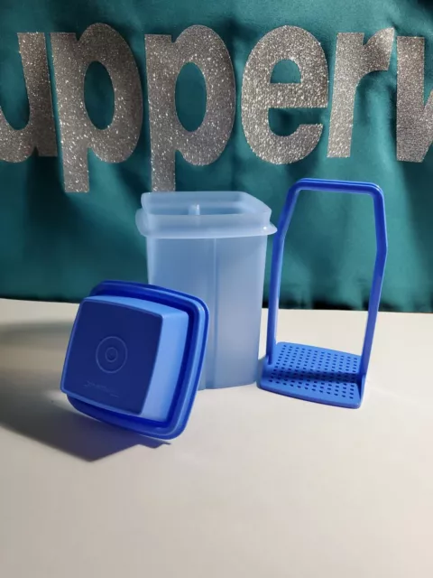 Tupperware Small Pick A Deli Pickle Pepper Keeper 4 1/2 Cup Blue great on the go