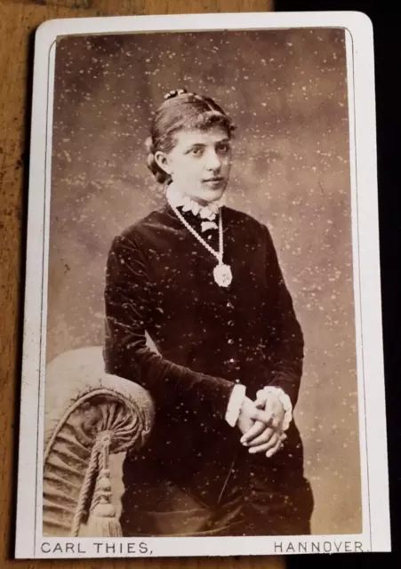 stehende junge schöne Frau mit Schmuck / CDV Carl Thies Hannover