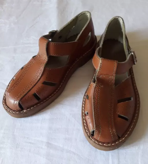Anciennes chaussures sandales en cuir enfant P.30 Vintage 50 60 child sandals