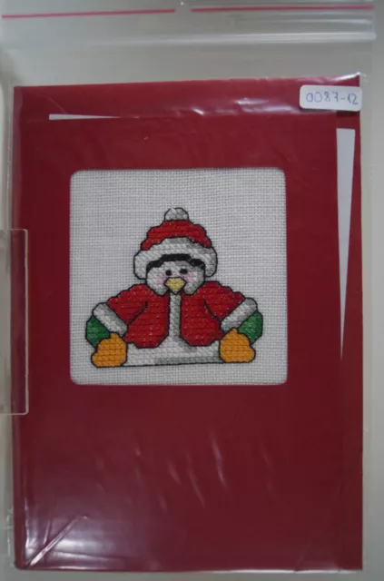 gestickte rote Passepartout-Karte, Pinguin im Weihnachtsdress (0087)