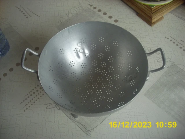 Passoire en aluminium image stock. Image du cuisson, passoir - 41161751