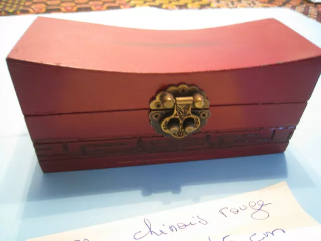 coffret rouge en bois couvercle concave N°B30_