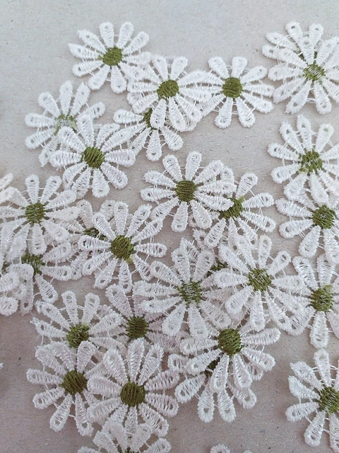 Konvolut Restposten 34 x Gänseblümchen Blume bestickt Verzierung Handwerk Nähen