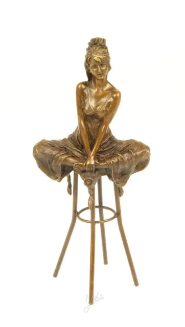 BRONZESKULPTUR Frau auf Barhocker STATUE Figur DEKORATION Erotik NUDE EJA0303