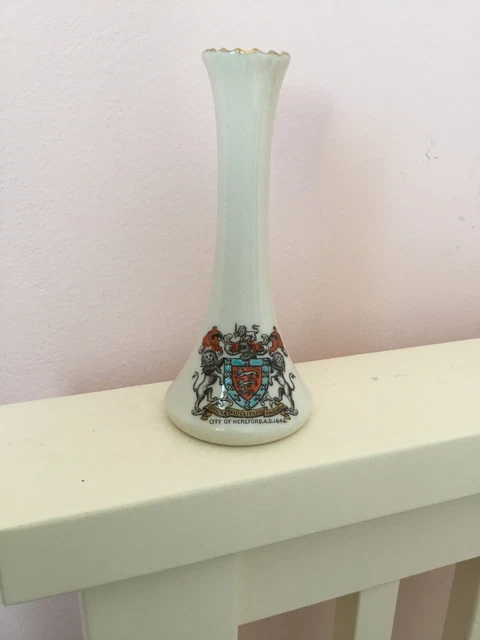 W H Goss Crested China Bud Vase City of Hereford 4,5"" hoch