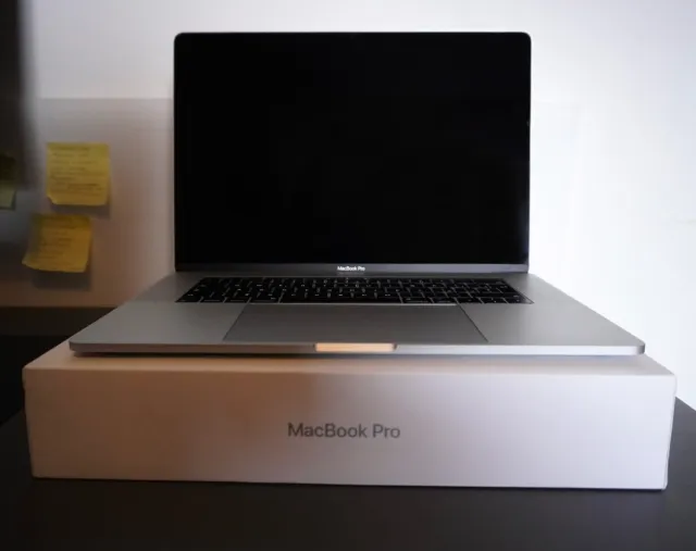MacBook Pro 15" Touch Bar, Intel i7, Ram 16 GB, 256 SSD, Grigio siderale