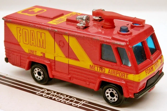 matchbox-foam-tender-crash-tender-fire-red-command-center-1-114-scale