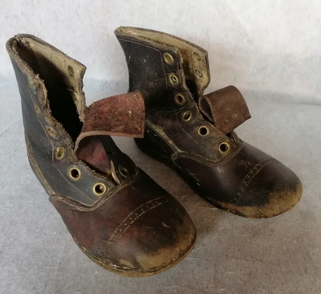 Ancienne Paire De Chaussure En Cuir Semelle Bois Cloutee