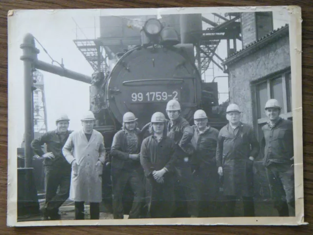 altes Foto Arbeiter vor Lokomotive 991759-2 Eisenbahn Dampflok um 1970 DDR