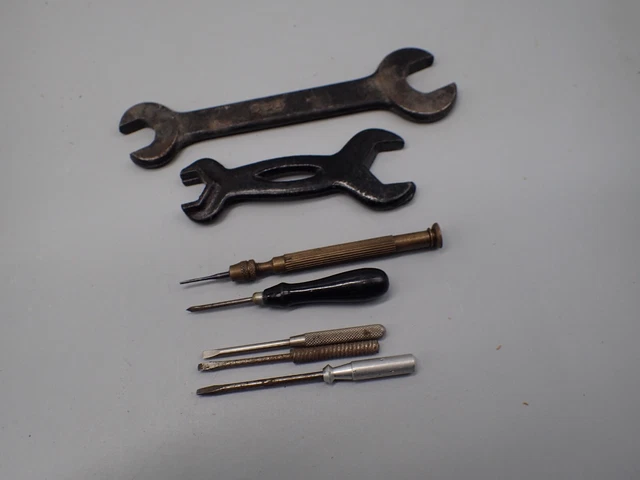 Lote de 2 llaves y 5 destornilladores vintage de máquina de coser