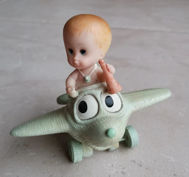 Figurine en résine pour baptème garçon /bébé dans un avion
