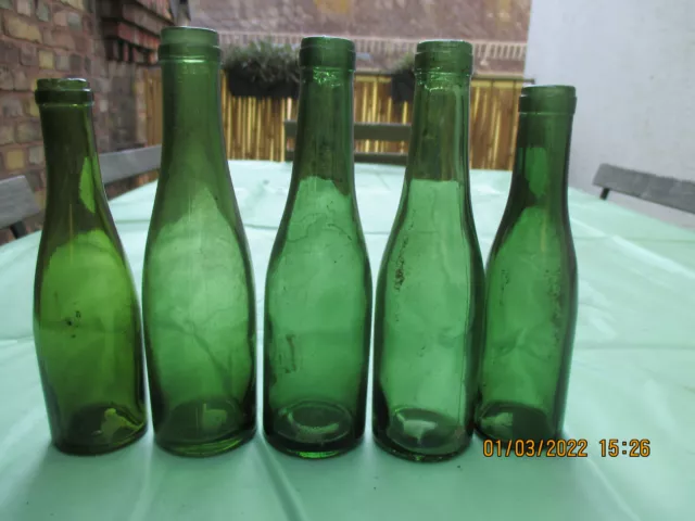 Konvolut 5  kleine grüne Blaugrüne Miniatur Weinflaschen aus der Zeit um 1900