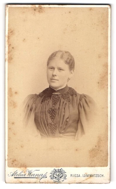 Fotografie F. W. Werner, Riesa, Kastanienstrasse 81, Junge Dame im Kleid mit Kr