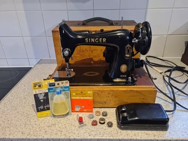 Vintage Singer 99K elektrische Nähmaschine 110 V mit Etui