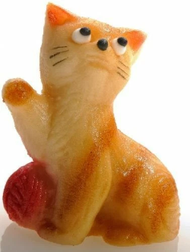 Gattino marzapane con gomitolo di lana rossa 48 g (100 g = 9,38 €)