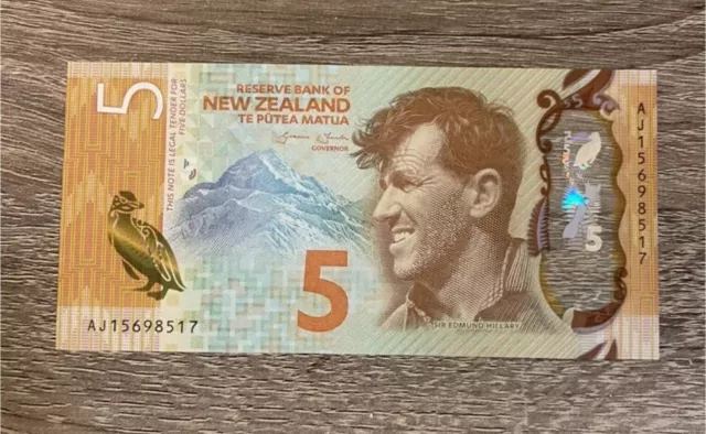 2015 Circulated New Zealand 5 Dollars Polymer Banknote. Five NZD Note Currency