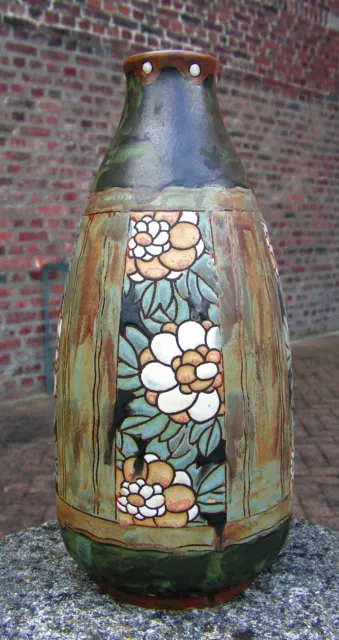 Beau vase de forme bouteille en grès de Kéramis à décor de dahlias