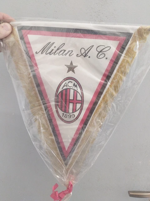 Fanion Gagliardetto Triangolare AC Milan 20x28 Cm – Fond Blanc – Produit Officiel – Neuf