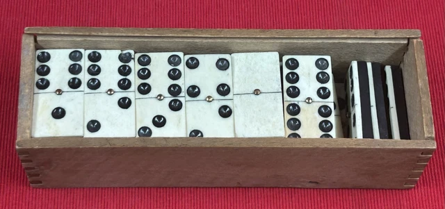 ANCIEN JEU DE dominos complet en os, clous et bois noirci EUR 33,00