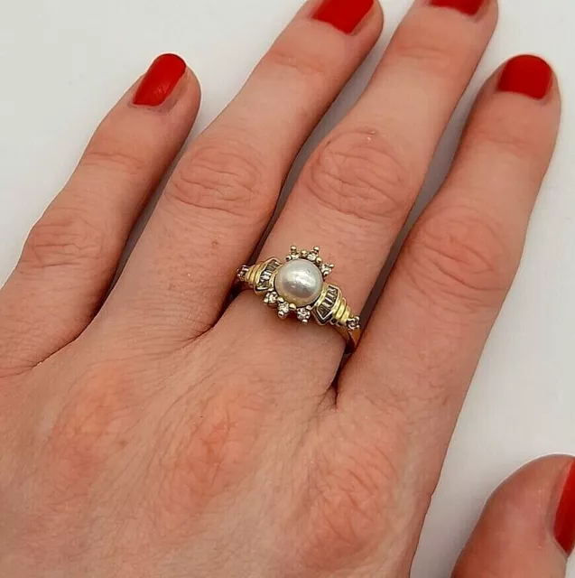 Une superbe bague en or jaune 14 carats avec perle et minuscule zircone des deux côtés 3