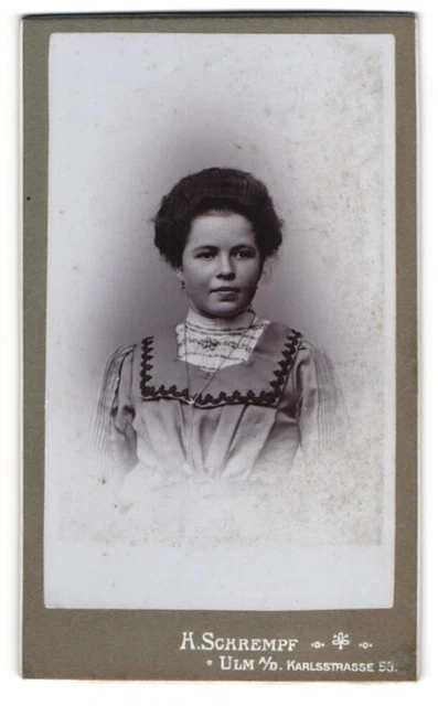Fotografie H. Schrempf, Ulm a. D., Karlsstr. 58, Junge Dame im modischen Kleid