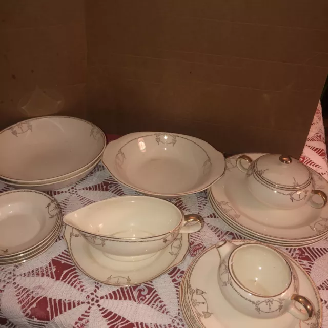 COMMODORE by Salem China Co. USA, GOLD TRIM Shield & Bow Design-24 Piece Set VTG