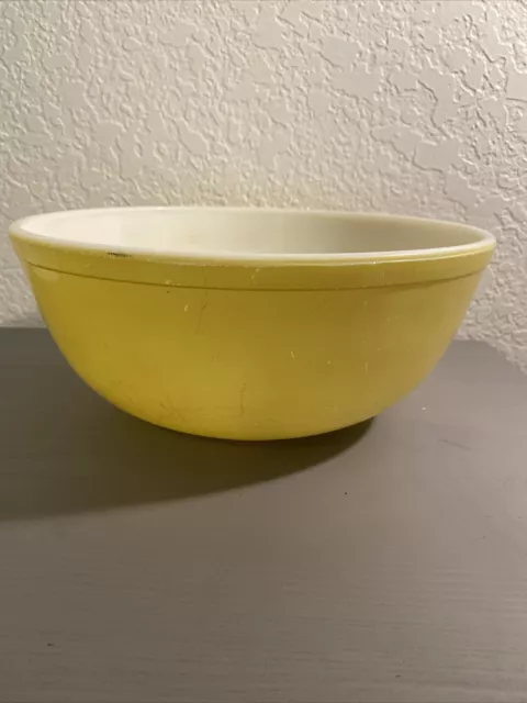 Vintage Pyrex yellow 4 quart mixing bowl number 404 made in the USA