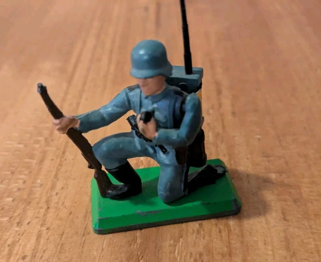 Vintage Britains Deetail 1971 British Infantry Soldiers WWII - 1:32 Scale With Metal Stands