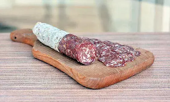 SALAMI de SANGLIER ASSAISONNÉE ITALIENNE SAUCISSON SAUCISSES ITALIE CHARCUTERIE