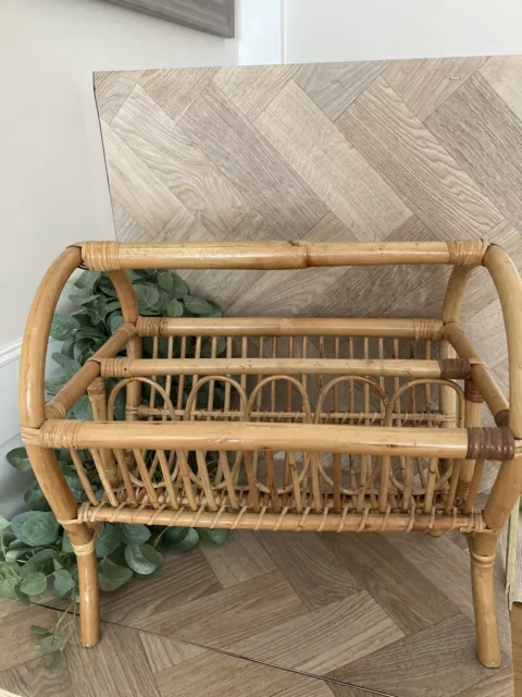 Grande scaffale rivista vintage grosso anni '70 vimini canna bambù tiki interni bohémien