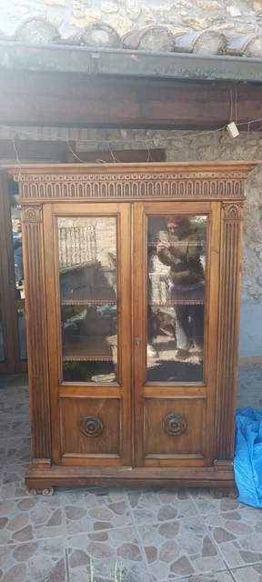 L’oggetto qui presente è una credenza, perfetta per salotti o cucine vintage.