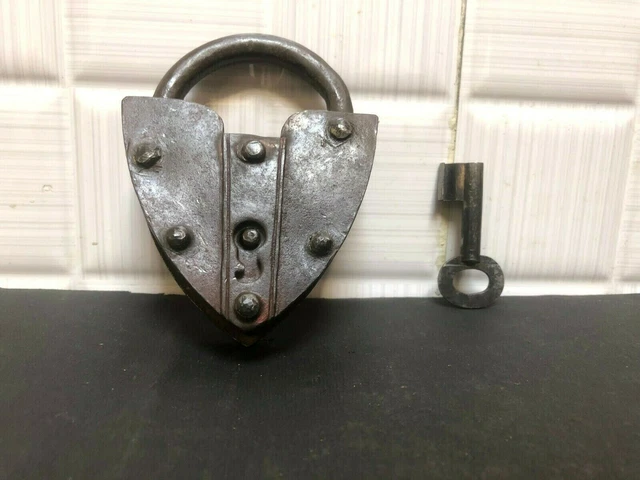 Ein Altes Vintage Vorhängeschloss Mit Schlüssel Aus Massivem Eisen Seltene...