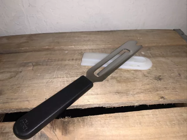 https://www.picclickimg.com/aOQAAOSwVPNlTxTS/Pampered-Chef-Cheese-Knife-1125-Slicer-Spreader-Stainless.webp
