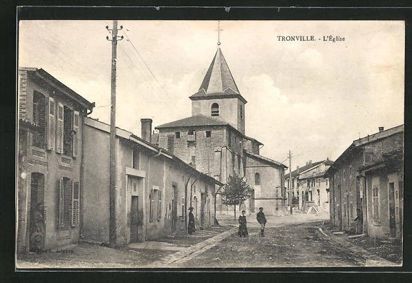 CPA Tronville, L´Èglise, vue de la rue