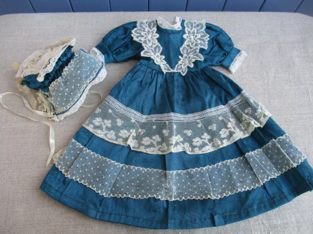 Magnifique Robe Et Coiffe  Avec Dentelle Ancienne Pour Poupee Ancienne