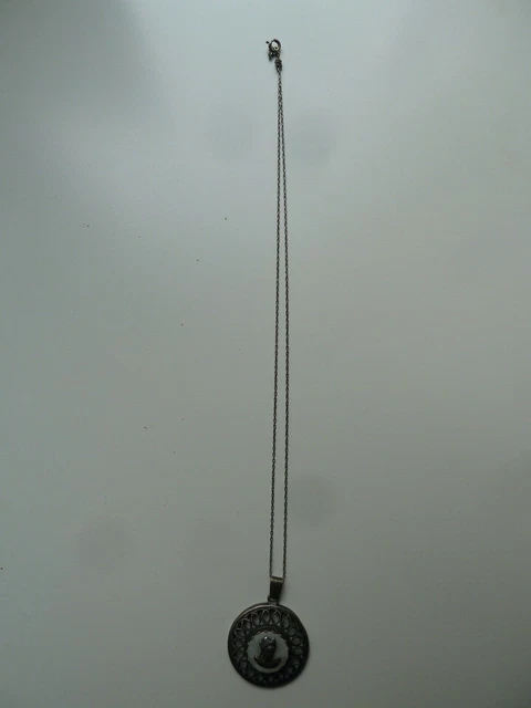 Pendentif Breton Régionaliste - Bretone Avec Coiffe, En Laiton Argenté, Occasion