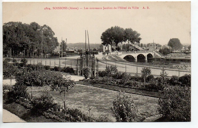 SOISSONS - Aisne - CPA 02 - les nouveaux jardins de l' hotel de Ville