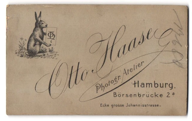 Fotografie Otto Haase, Hamburg, Börsenbrücke 2a, Hase hält Schild mit Monogramm