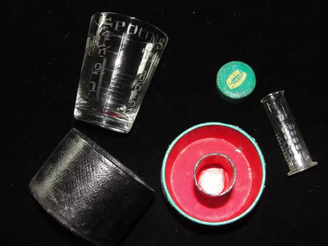 2 stück Alter Antik Messbecher aus Glas  Medizin  Apotheke im ETUI um 1900