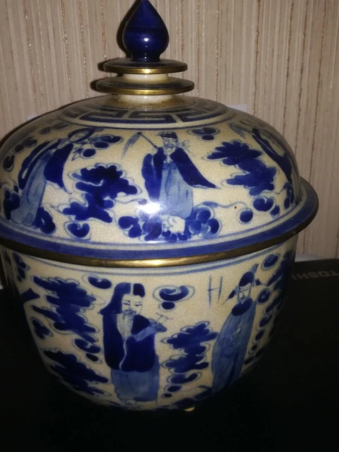 CHINE pour le VIETNAM, XIXe. Pot couvert "bleu de Hué" en céramique
