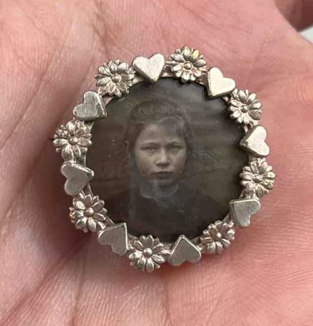 Ancienne Broche Porte-photo Cadre-photo 1900 en Métal Argenté Fleurs et Coeur