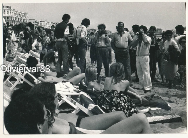 1980 Photo Festival Cannes? - Starlets at the Beach Photographers & Young Women