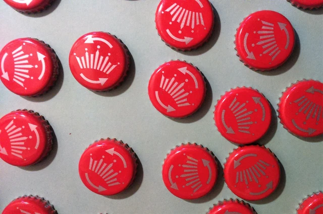 20 x Tapas de Botella Rojo Budweiser Torsión Corona Tapas Cerveza Artesanía proyecto de arte UPCYCLE