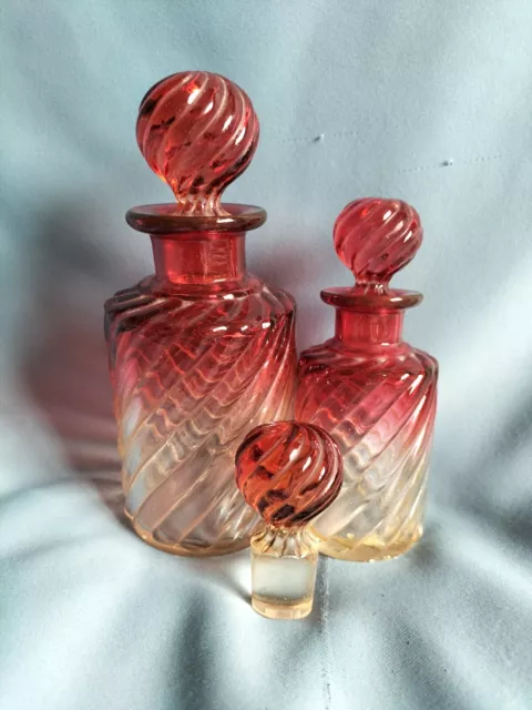 > 2 flacons à parfum/toilette en cristal, modèle Bambou Tors rouge par Baccarat